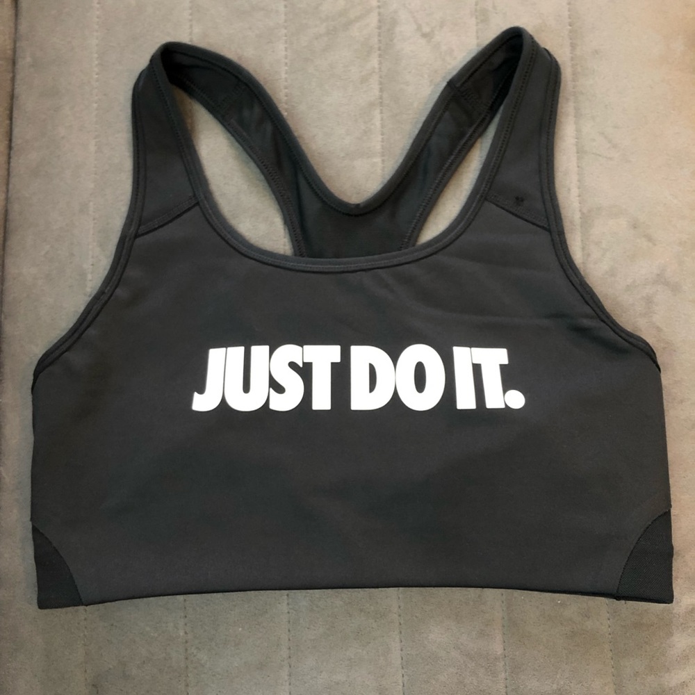 black nike sports bra